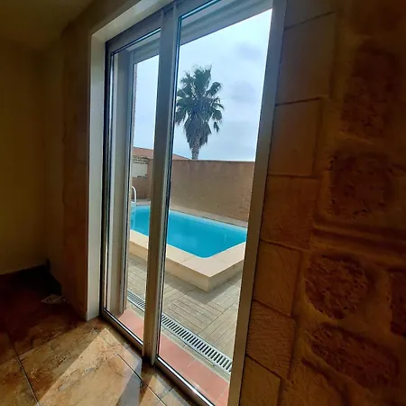 Ground Floor Courtyard And Non-shared Pool Lejlighed *